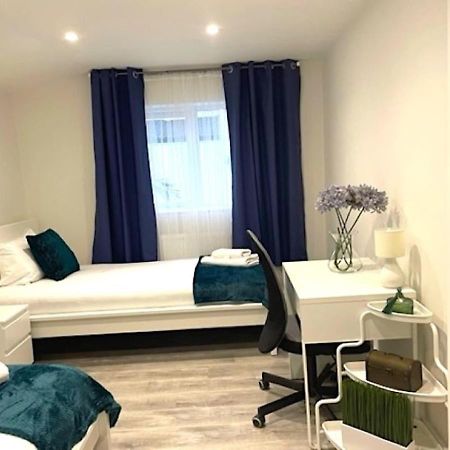 2 Bedroom Serviced Apartment # Лондон Екстер'єр фото