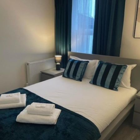 2 Bedroom Serviced Apartment # Лондон Екстер'єр фото
