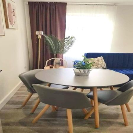 2 Bedroom Serviced Apartment # Лондон Екстер'єр фото
