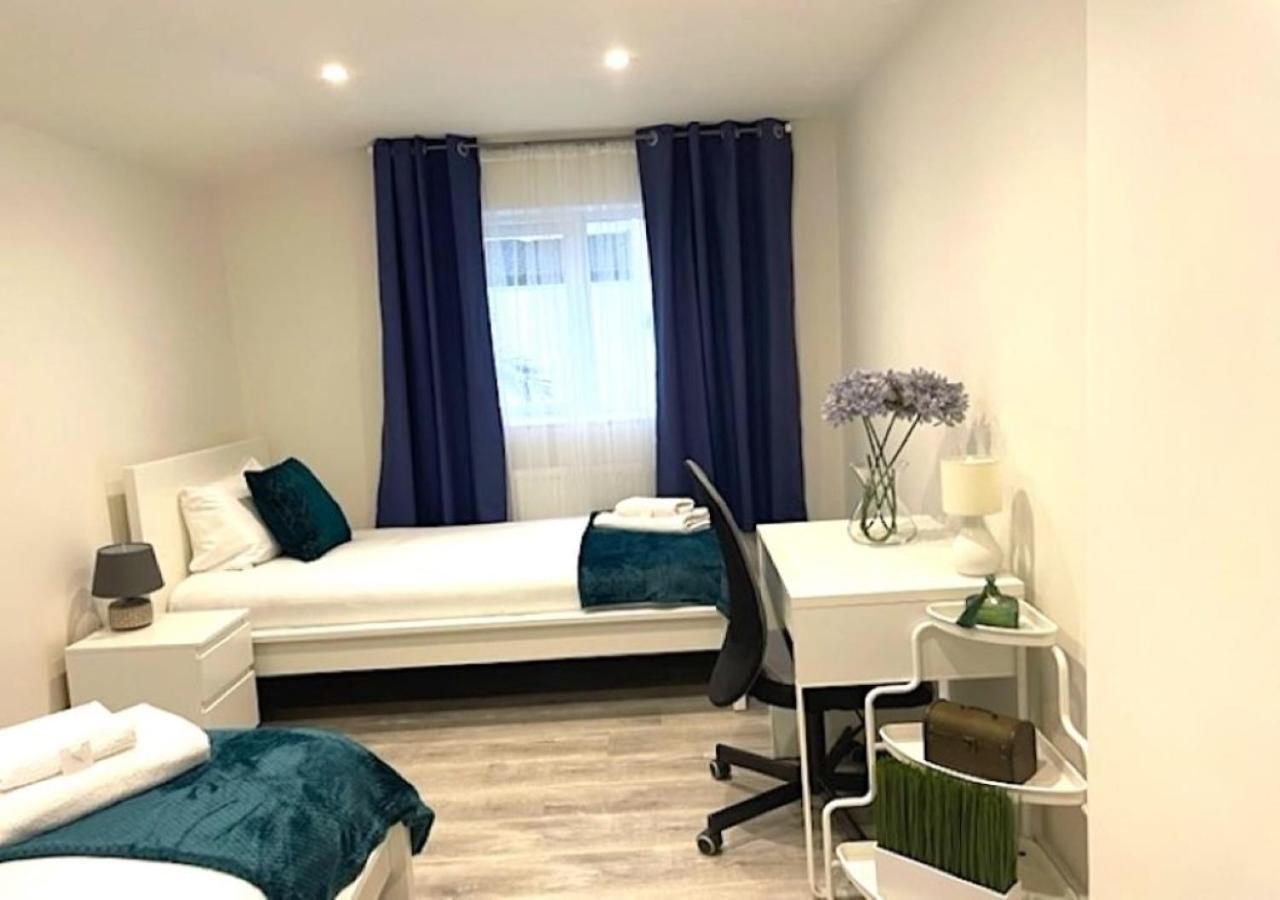 2 Bedroom Serviced Apartment # Лондон Екстер'єр фото