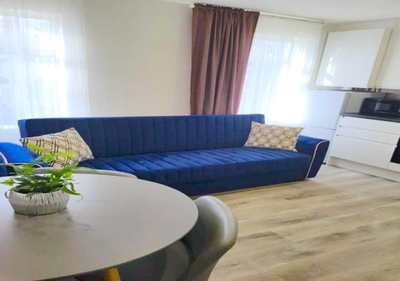 2 Bedroom Serviced Apartment # Лондон Екстер'єр фото