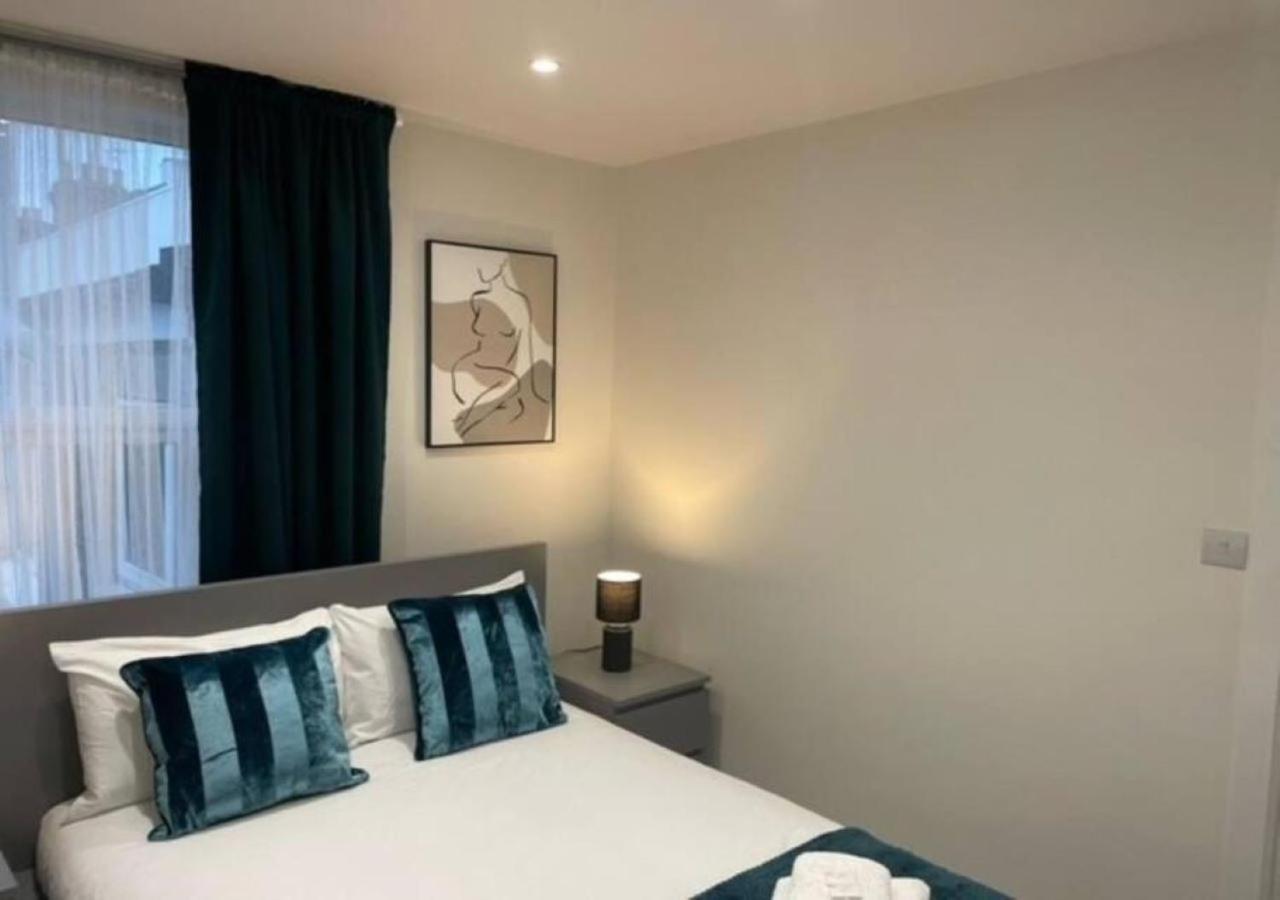 2 Bedroom Serviced Apartment # Лондон Екстер'єр фото