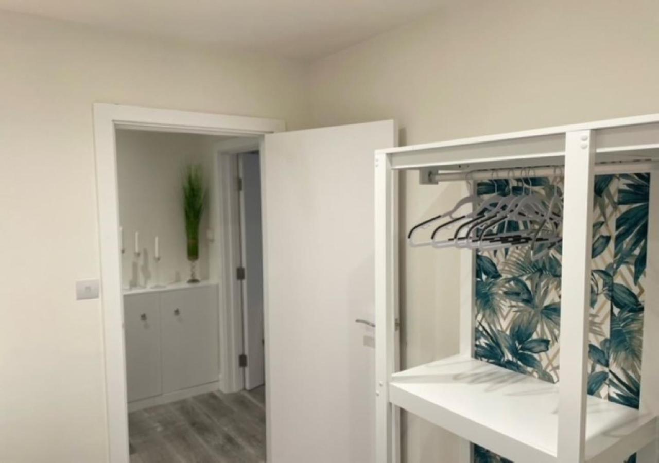 2 Bedroom Serviced Apartment # Лондон Екстер'єр фото