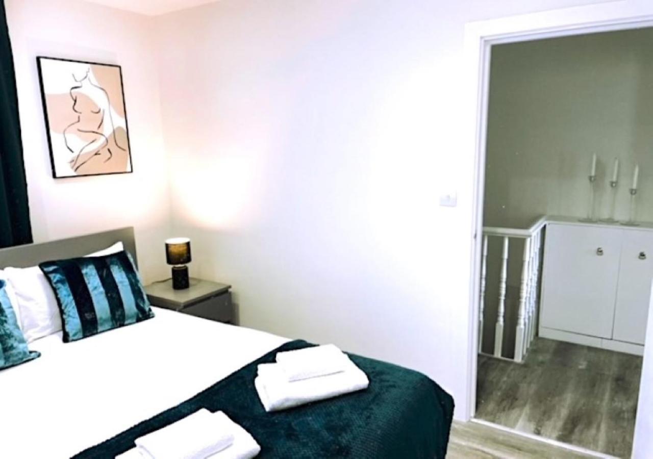 2 Bedroom Serviced Apartment # Лондон Екстер'єр фото
