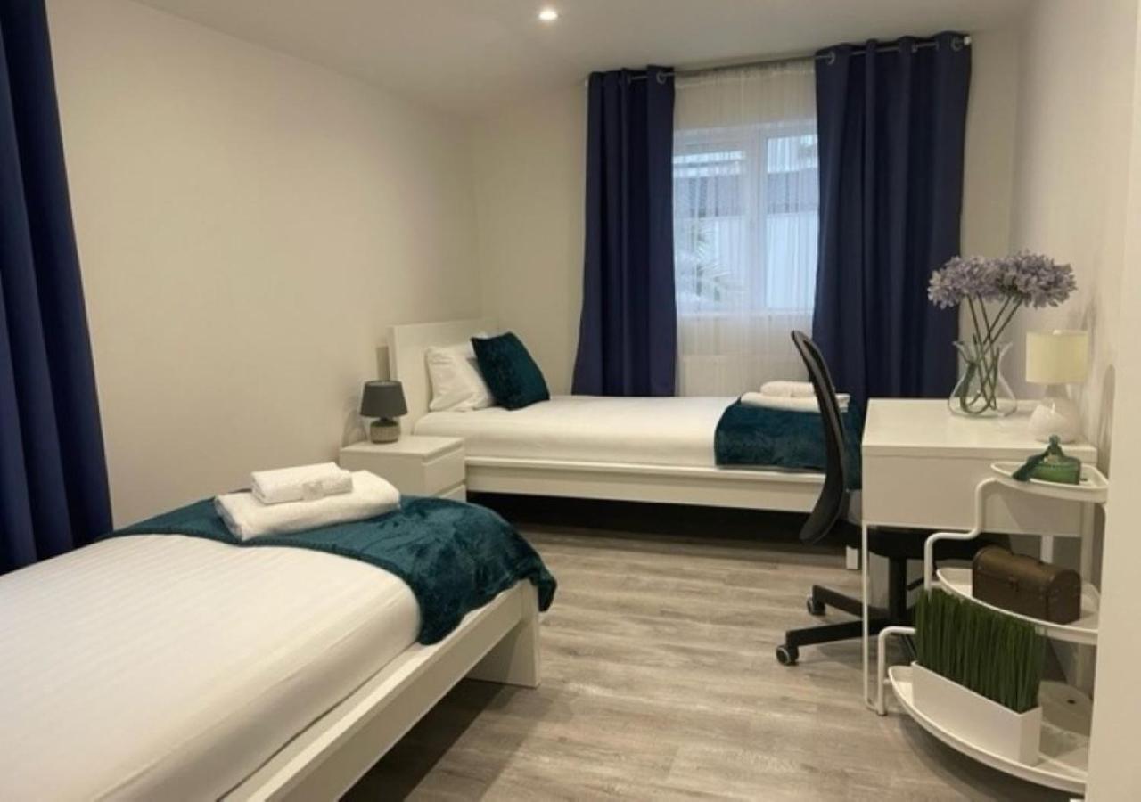 2 Bedroom Serviced Apartment # Лондон Екстер'єр фото