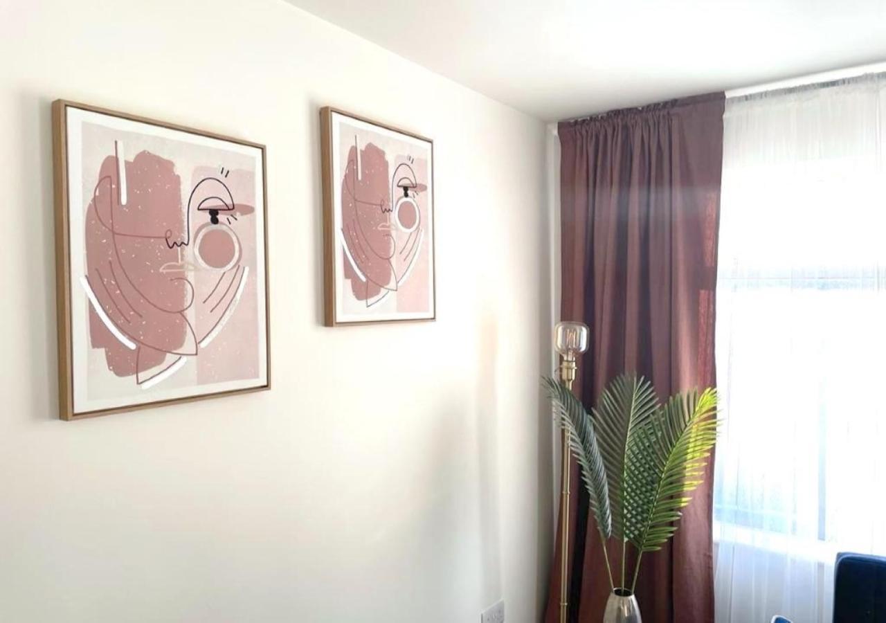 2 Bedroom Serviced Apartment # Лондон Екстер'єр фото