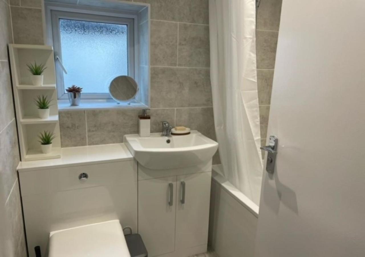 2 Bedroom Serviced Apartment # Лондон Екстер'єр фото